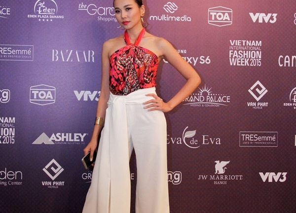 Thanh Hằng dùng khăn làm áo đẹp lộng lẫy chấm thi hình thể người mẫu