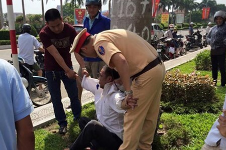 Cướp xe ô tô của CSGT đang ngồi bắn tốc độ