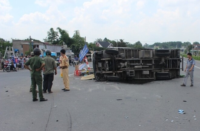 Lật xe tải chở vỏ bia, phụ xe văng khỏi cabin chết thảm
