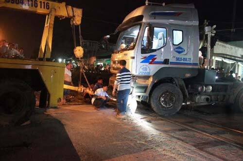 Chết máy trên đường, xe container bị tàu hỏa hất văng hàng chục mét