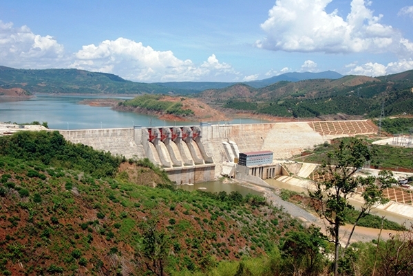 Thủy điện ngừng xả nước để giải cứu 9 học sinh mắc kẹt trên sông Đồng Nai