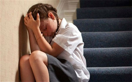 Bạo hành gia đình: Cha thường xuyên bỏ đói con, không cho ông bà tiếp xúc