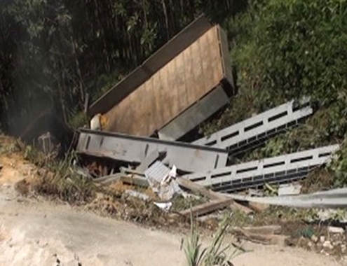 Ô tô chở thiết bị công trình lao vực, 4 người bị thương