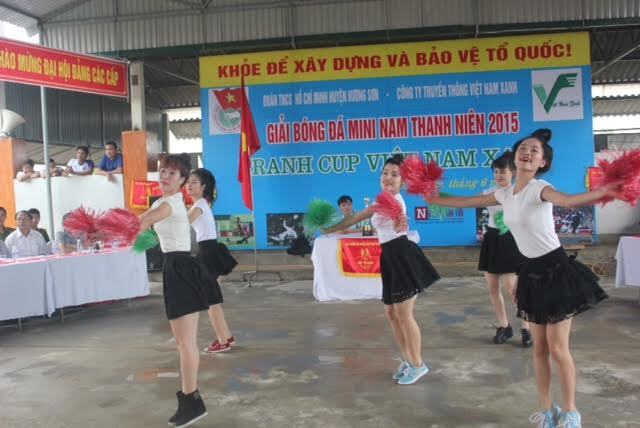 Tưng bừng khai mạc giải bóng đá mini nam thanh niên tranh cúp Việt Nam Xanh