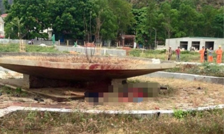 Nghi vỡ nợ, hai vợ chồng ôm mìn tự sát ở sân vận động