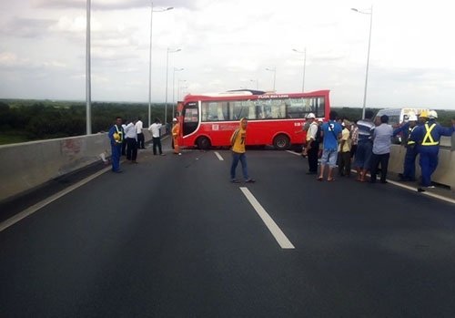 Ôtô tuột dốc đâm liên hoàn trên cao tốc, 13 người bị thương