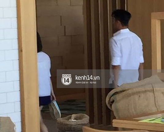 Hồng Quân quấn quýt với bạn gái bên bể bơi
