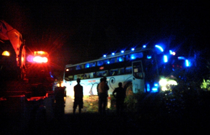 Xe giường nằm lao vực, gần 50 khách bị kẹt trên đèo