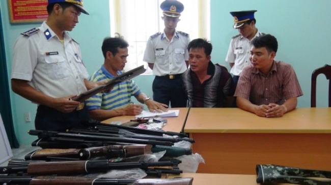 Cảnh sát biển khống chế đối tượng, bắt giữ lô súng