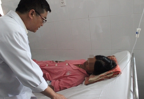 Thai phụ 14 tuần bị rắn lục đuôi đỏ cắn chảy máu không đông