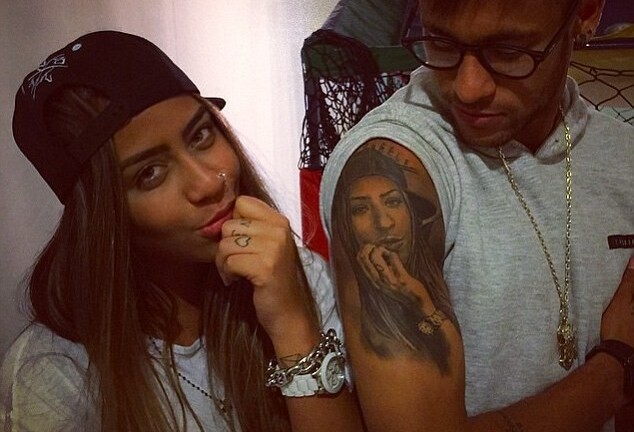 Thủ môn Arsenal dắt hổ đi dạo, Van Persie câu cá mập