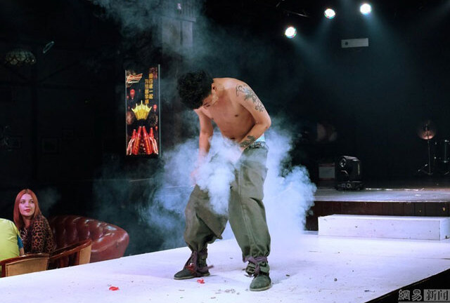 Xôn xao màn đốt pháo trong quần tại hộp đêm