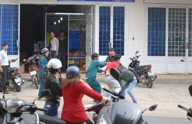 Dân quân đánh người ngay giữa đường khi đi hát karaoke
