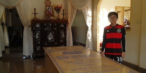 Kỳ lạ biệt thự có ngôi mộ giữa nhà ở Bến Tre