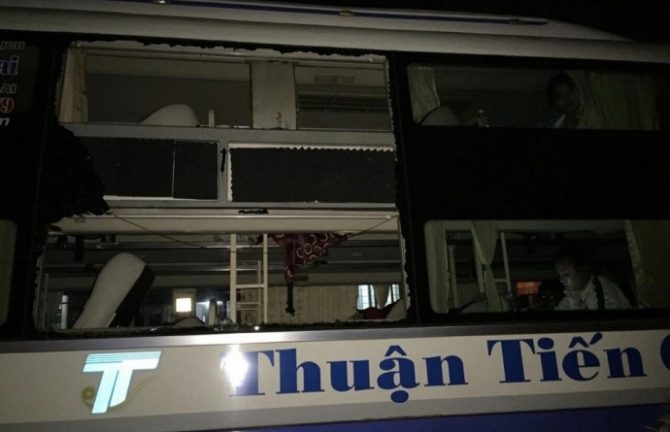 Nhóm thanh niên ném đá xe khách, tài xế có nguy cơ hỏng mắt