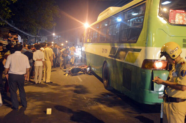 Lao ra từ trong hẻm, nam thanh niên bị xe buýt cán chết