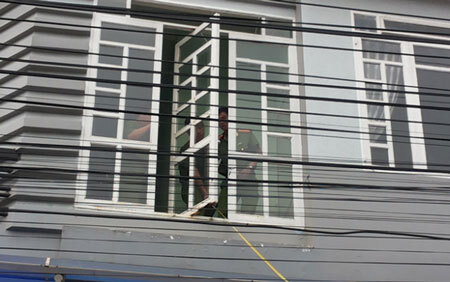 Một phụ huynh đưa con đi thi bị rơi từ lầu 2 nhà nghỉ