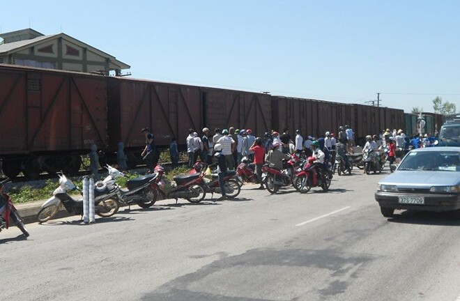 Người đàn ông bị tàu hỏa tông văng 20 m