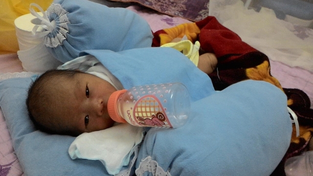 Bé trai sơ sinh nguyên dây rốn bị bỏ rơi trong túi nilon