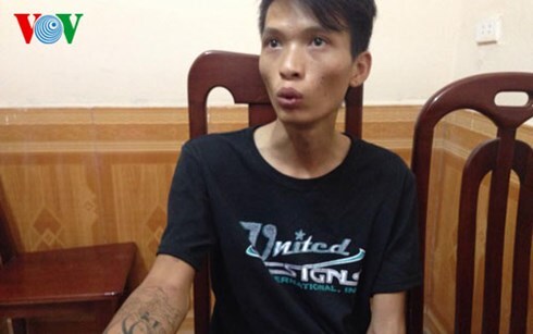 Vờ mượn điện thoại rồi dùng dao dọa cướp tại chợ Long Biên