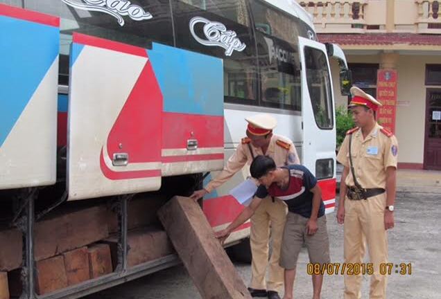 Phát hiện xe ô tô khách vận chuyển 51 thanh gỗ không rõ nguồn gốc