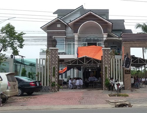 Chui vào cốp ô tô chơi, 2 cháu bé tử vong thương tâm