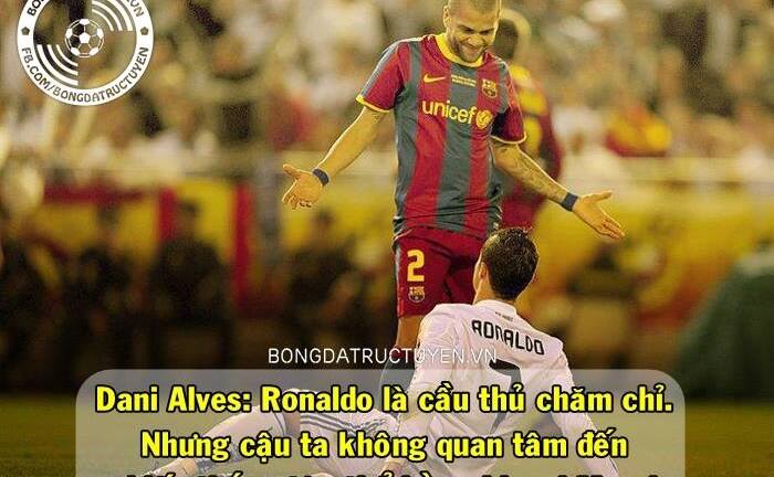 Ảnh chế: SVĐ hấp dẫn nhất hành tinh, Alves chê bai Ronaldo