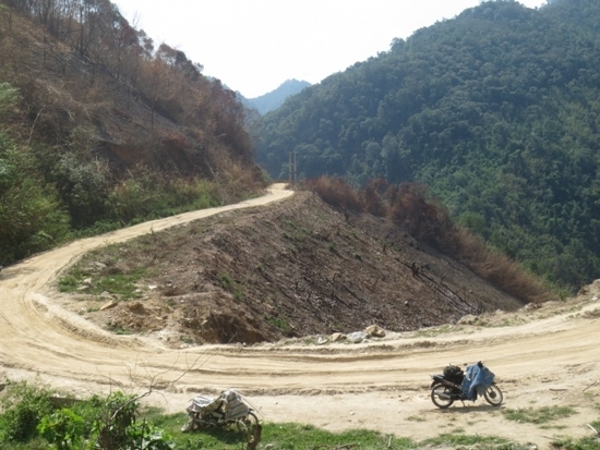 Đi bộ 6km để vào hiện trường vụ thảm sát 4 người ở Nghệ An