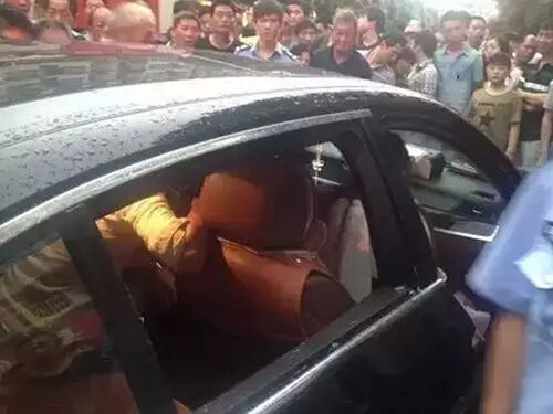 Tiếc của, mẹ không cho phá cửa ô tô để cứu con trai mắc kẹt