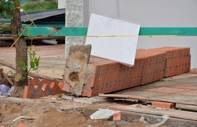 Thương tâm: Đang ngủ, một phụ nữ bị trụ gạch đè chết