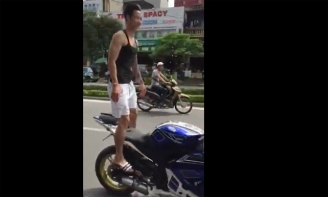 Buông tay, lái xe phân khối lớn bằng chân