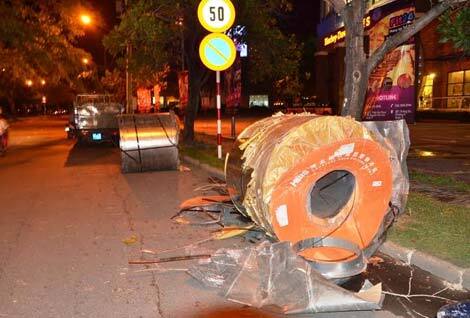 3 cuộn thép chục tấn rơi xuống đường, dân tăng ga tháo chạy