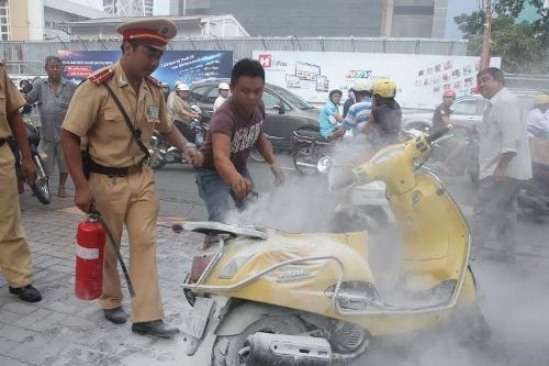 TP.HCM: Xe máy bốc cháy giữa đường, hàng chục người hú vía