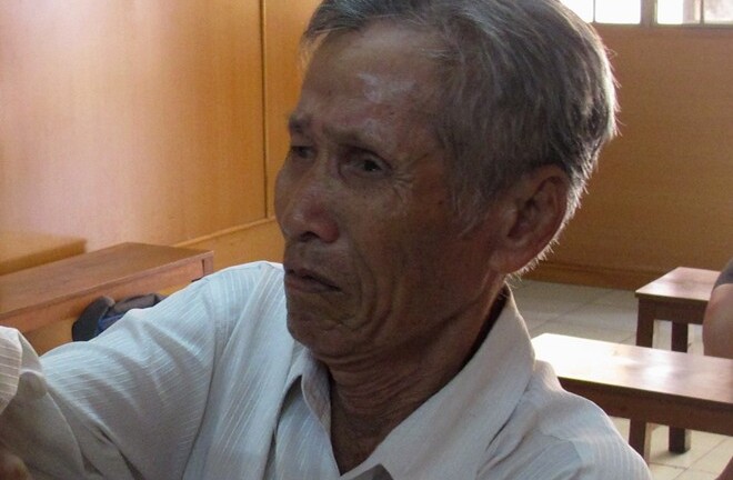 Ông lão 79 tuổi cầm dao xông vào trụ sở công an chém người