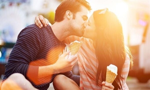 Lý giải vì sao con người hôn nhau nhưng các loài động vật thì không