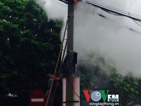 Dây điện bất ngờ bốc cháy ngùn ngụt ở Hà Đông