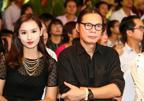Đạo diễn Trần Lực ngại ngùng khi ngồi cạnh người đẹp trong sự kiện