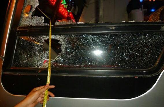 4 thanh niên rủ nhau ném đá xe khách cho “đỡ buồn”