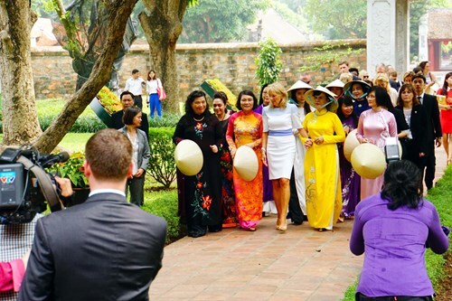 Phu nhân Phó tổng thống Mỹ tới thăm Văn miếu Quốc Tử Giám