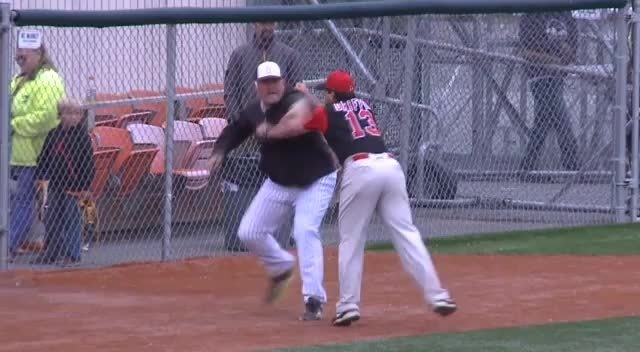 Pha hỗn chiến kinh hoàng của 2 huấn luyện viên