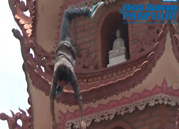 Thót tim khoảnh khắc thanh niên nhảy từ tòa tháp 40m xuống đất