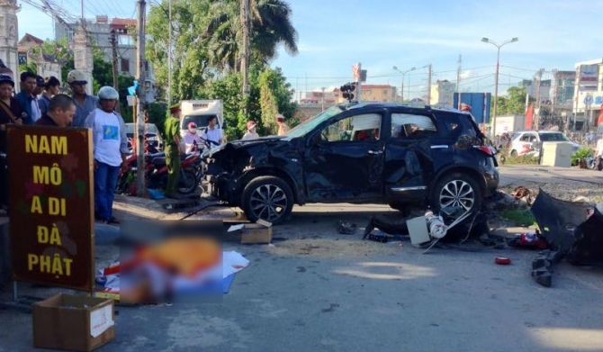 Hà Nội: Tàu hỏa đâm trực diện ô tô khiến 6 người thương vong