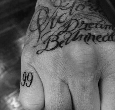 David Beckham khoe hình xăm mới “nịnh vợ”