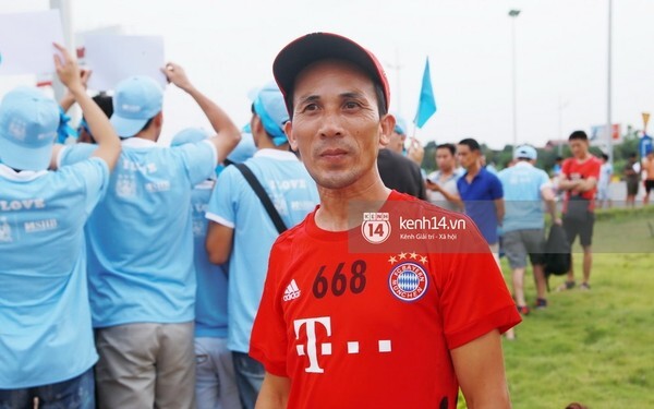 Xuất hiện  "Running Man mới " chạy bộ 60km tới sân bay đón Man City