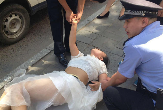 Cô gái Trung Quốc tự tử giữa đường vì người yêu quá xấu