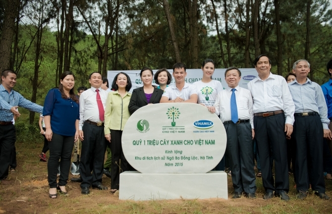 Ngọc Hân, Xuân Bắc trồng cây tại Ngã ba Đồng Lộc nhân ngày 27/7