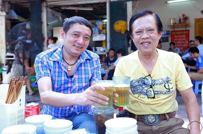 Danh hài Chiến Thắng bia hơi vỉa hè cùng 