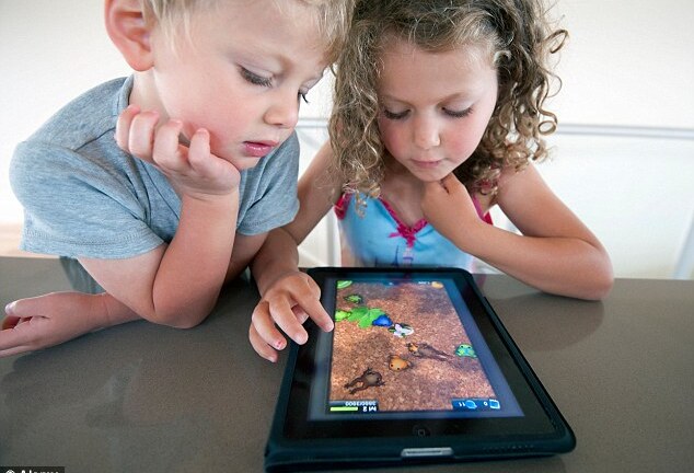 Mối nguy hiểm khi cha mẹ dùng điện thoại để trông con