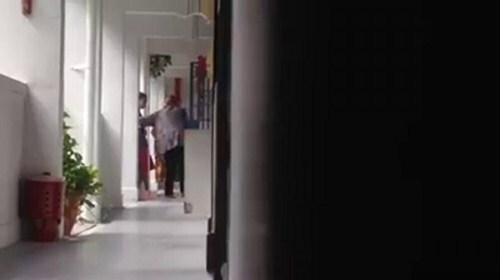 Phẫn nộ con gái ngược đãi mẹ già gây rúng động tại Singapore