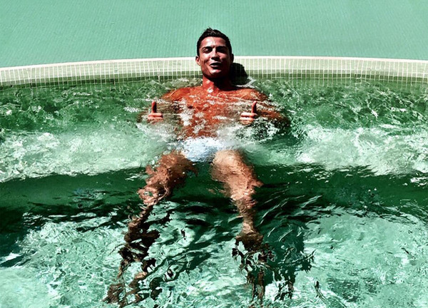 Ảnh hot của sao: Ronaldo thư giãn trong bể bơi, bồ già nhớ nhung Fabregas